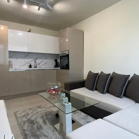Brand New And Modern Directly Next To The Metro Station 公寓